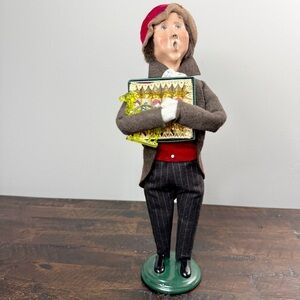 Byers' Choice Caroler Christmas Traditions Man with Christmas Crackers Figurine